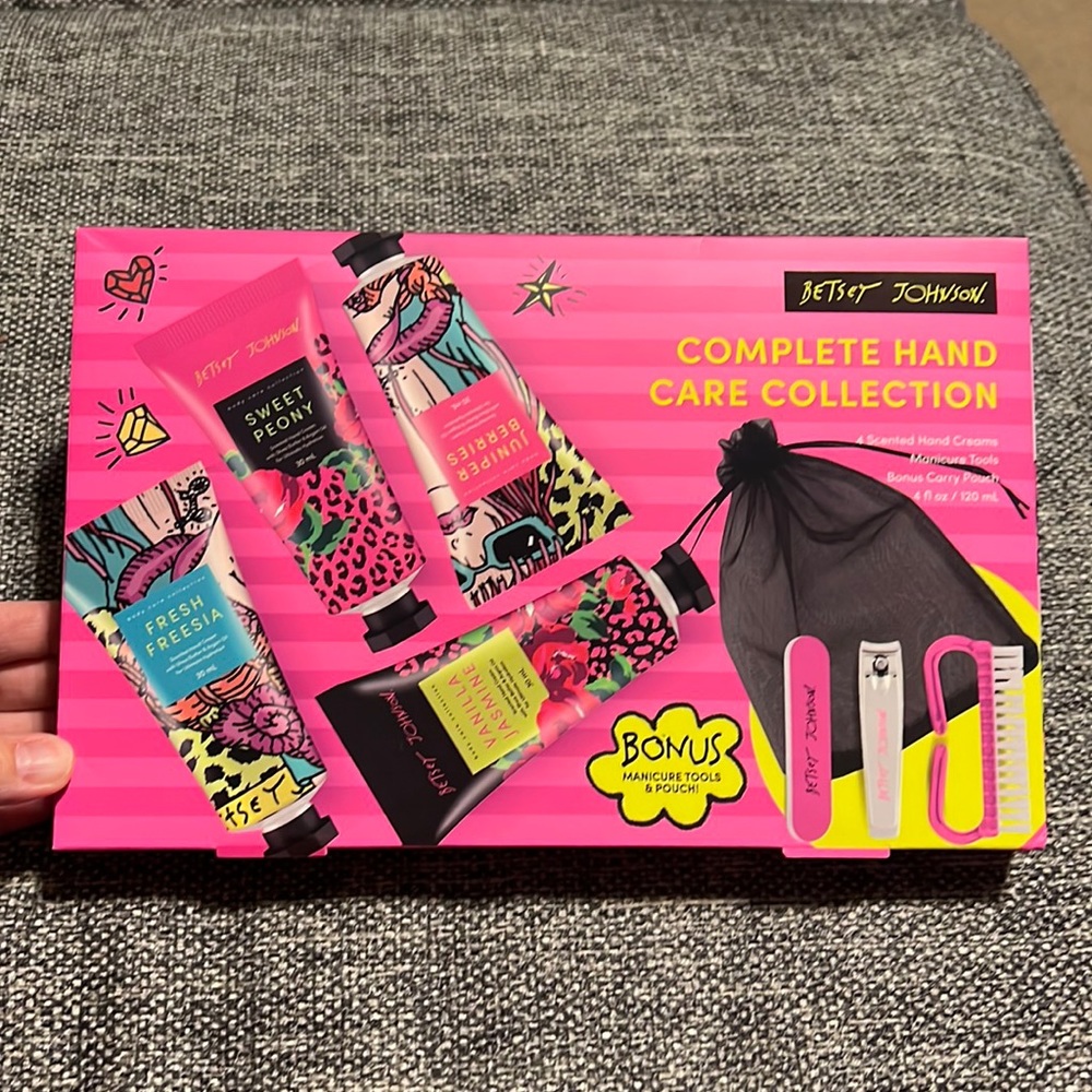 🎉 HP 🎉 NWT BETSY JOHNSON 8 PC SCENTED COMPLETE HAND CARE COLLECTION SET